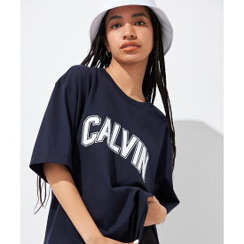ユニセックス バーシティロゴ Tシャツ／カルバン・クライン（Calvin Klein）