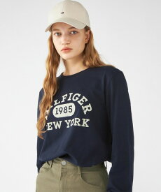 モノタイプカレッジロングスリーブTシャツ／トミー ヒルフィガー（Tommy Hilfiger）