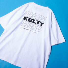 【KELTY×GLOSTER】別注 バックタイポロゴプリントTシャツ ワンポイントワッペン／フレディ＆グロスター（FREDY＆GLOSTER）