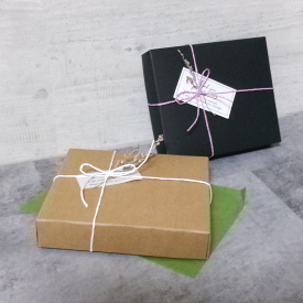 【 ギフトボックス お菓子 ボックス ブラック 黒 紙箱 】 箱 ネイルチップ ミニ クラフト クラフトボックス ラッピング ギフト 誕生日 贈り物 梱包 包装 黒 アクセサリー リボン プレゼント ハンドメイド BOX 焼き菓子 宅急便 コンパクト入る 14.5×12.5×3 *d=bo