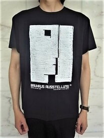 NeIL BarreTT（ニール　バレット）【BAUHAUS SERIES/GRAPHITE AUSSTELLUNG T-SHIRT】”EASY DROPPED SHOULDER FIT”バウハウス”エキシビションフライヤー”プリントTee★BLACK★