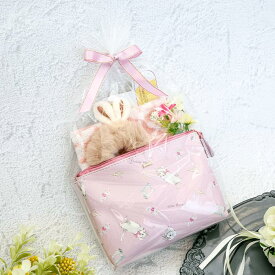 リボンをつけた子猫が描かれたポーチ（ピンク）にハンカチとふわふわうさぎのヘアゴム、韓国コスメのフェイスマスクを詰め合わせました_おしゃれでかわいい贈り物_女子力_ネコ_お祝い_プレゼント_女の子_女子_彼女_家族pb