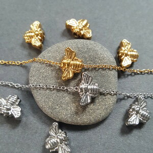 オールステンレス 蜂 ハチ 小さめ Bee ミツバチ お守り パーツ 1個 販売 チャーム ネックレス素材 ピアス素材 ゴールド シルバー サージカルステンレス シンプル デザイン 24kgpイオンメッキ ア