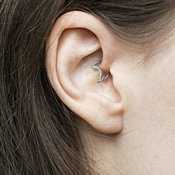 楽天市場 ボディピアス 16g リングピアス ジュエル付きクレッセントムーンフープリング 16ゲージ ステンレス シルバー へリックス トラガス ダイス 柔らかい フレキシブル コンク ボディーピアス 三日月 セグメント かわいい 軟骨ピアス 4ages