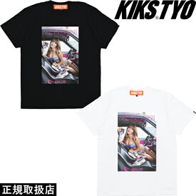 KIKS TYO キックス ティーワイオー KIKSTYO × CUSTOM CAR × 橋本梨菜 IN THE CAR KT2207KC-03 半袖 Tシャツ トップス カスタムカー イン ザ カー NIKE ナイキ エアマックス スニーカー シューズ ロゴ コラボ WHITE BLACK M L XL XXL 正規品 送料無料