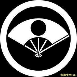 【家紋シール】 貼り付け家紋 「丸に日の丸扇」 KOM101 黒地の着物用 着物に直接貼れる 男性用(直径 約4cm) ※女性用 子供用に変更可