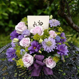 紫色のお花でアレンジした素敵な祝い花　紫色の新鮮花で少し大きめにアレンジしたおしゃれな花ギフト古希の祝い　喜寿の祝い　移転祝い　開店祝い　お祝いの花贈り　花の贈物　フラワーギフト結婚祝い　栄転祝い