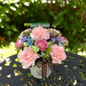 母の日に贈る花ギフトフラワーボンボン　メインのカーネーションはピンクとアプリコットどちらか選んで贈る母の日のフラワーギフト　きれい色で可愛く仕上げたアレンジメント　母の日　お祝い　贈り物　花のプレゼント　母の日にはお花を贈ろう