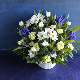 清楚な白菊のお供え フラワーアレンジメント 御供 花 菊 お悔やみ お供え 生花 長持ち フリーメッセージカード 名札 初盆 ご命日 棚経 仏花 白菊 大菊 花ギフト 送料無料