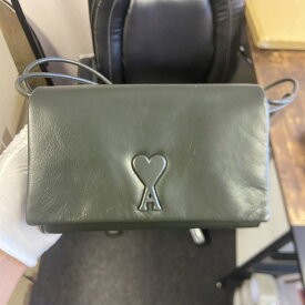 [3,000円クーポン対象&ポイント5倍 11日まで] AMI PARIS アミ パリス ULL164.AL0052 VOULEZ-VOUS WALLET ON STRAP 財布 お財布ショルダー お財布ポシェット ミニバッグ オリーブ カウレザー ユニ