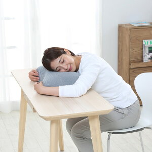 西川 お昼寝 枕 デスク うつぶせ寝 うつぶせ うつ伏せ 快適 仮眠 肩こり 首こり オフィス クッション ピロー 抱き枕 3way お昼寝ピロー ギフト プレゼント こねむりプラス Mini hug ブルー