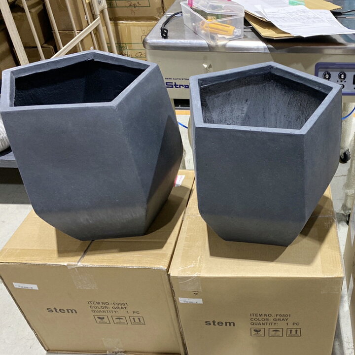 楽天市場】植木鉢 おしゃれ プラスチック ペンタゴン S< 41cm 14号 底穴あり ファイバークレイ 軽い 軽量 丈夫 五角形 多面体 黒 グレー プランター 鉢 ガーデニング 室内 植え替え 鉢植え 園芸 観葉植物 多肉植物 塊根植物 サボテン DIY つる性 シダ 人工観葉植物 花 > : 楽天市場】植木鉢 おしゃれ プラスチック ペンタゴン S< 41cm 14号 底穴あり ファイバークレイ 軽い 軽量 丈夫 五角形 多面体 黒 グレー プランター 鉢 ガーデニング 室内 植え替え 鉢植え 園芸 観葉植物 多肉植物 塊根植物 サボテン DIY つる性 シダ 人工観葉植物 花 > :