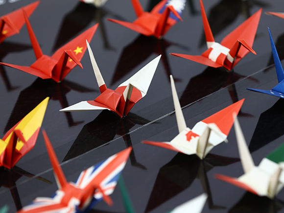 ランキング2022おりづる〜国旗デザインの折り鶴で新しいおもてなし〜　006120-500　メール便　宅配便可