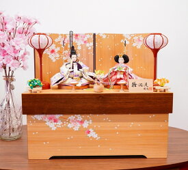 【送料無料】【最短即日出荷】【購入特典あり】木目・桜ちらし 収納飾り 50幅 雛人形 衣裳着人形 ひな人形 桃の節句 おひな様 刺繍裳袴 オルゴール 被布着 お手入れセット 選べる名前旗