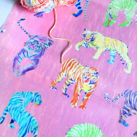 【nora. ノラ】25SU-AM1011(3D)トラ柄 動物柄 虎 アニマル カラフル 山月記 モチーフ柄 ポップ 色鉛筆風 コットン100% シーチング 110cm幅【10cm単位販売】