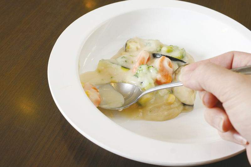 片手でも食べやすく、すくいやすいお皿 介護・高齢者・障害者用 食器（皿・茶わん） すくいやすい皿
