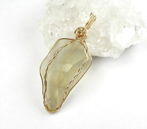 リビアングラス リビアンゴールドテクタイト 14KGFペンダント ロッドで鑑別済 内なる王、女王を目覚めさせる石 ガラス質 P1lyb014