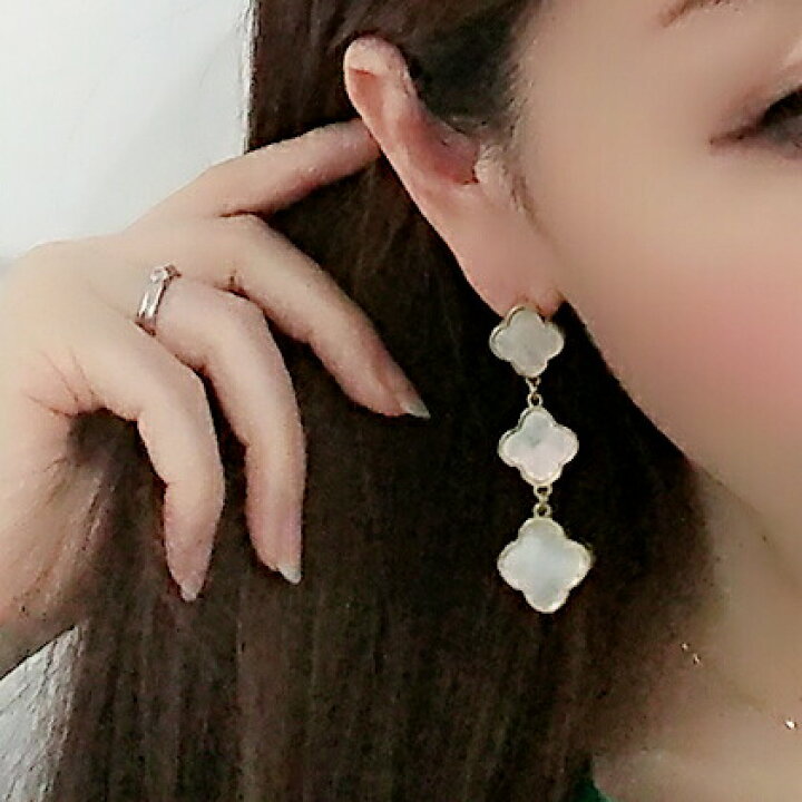 楽天市場 フラワーピアス 3連 白蝶貝 シェル ピアス クローバー ロングピアス モチーフ 黄金花3花 マザーオブパール シェルピアス ブランド ギフト 送料無料 天然石 レディース フォーマル 高見え プレゼント おすすめ 人気 白蝶花 Perla Fiore