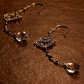 ピアス フックピアス 揺れる レディース 水晶 クオーツ花 フラワー K10 10K 10金 イエローゴールド ミル打ち カットビーズ 華奢 透かし つけっぱなし 日本製 Cheravir シェラヴィール 女性 20代 30代 40代 50代 60代