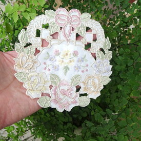ai即納 お勧めしたい コースター 1枚入り リボン と 薔薇 の リース 刺繍 12cm 小さなドイリー シュガーポットの足元 花瓶敷 刺繍だから高級感あります テーブル に愛らしさ おしゃれ ピンクローズ 可愛い 人気 新生活 プレゼント 帰省のお土産に