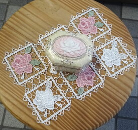 ai 即納　薔薇の ミニドイリー 約15×21cm　ティーマットにも　テーブル　に愛らしさを　可愛い　おしゃれ　ローズ　ピンク　上質　小さいテーブルセンター　ドイリー　おしゃれ　綺麗