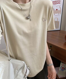 5倍ポイント 30%OFFクーポン 【2025NEW】 【Aimoha】ポイントハードロゴTシャツ レディース シンプルデザイン 快適な着心地 柔らか素材 フィット感あり 小さなロゴがアクセント オールシーズン対応 日常 おしゃれ