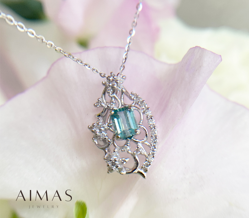 小花デザインに4つのダイヤモンドが輝くネックレス 40cm K18WG-