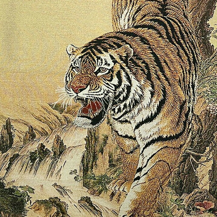 楽天市場 風水 虎 トラ Tiger 寅 タペストリー 刺繍 絵 玄関 絵 虎の飾り 壁 風水グッズ 壁掛け 開運祈願 金運祈願 アイテム 白虎神 開運 金運 財産運 出世運 恋愛運 幸福 成功 プレゼント 贈り物 開運厄除 祈願成就 厳重 金運上昇 運気