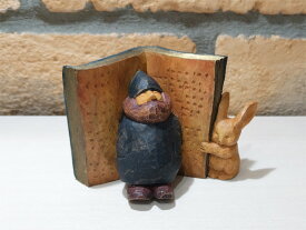 コロポックル 　ウサギと読書　本に寄りかかるコロポックル　木彫り　かわいい　ハンドメイド　藤岡孝一作　送料無料