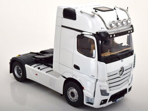 NZG 1/18 �����Z�f�X �A�N�g���X �M�K�X�y�[�X 4x2 ������ �Ɩ��t�� �z���C�gNZG 1:18 Mercedes Actros Gigaspace 4x2 towing vehicle with illumination white