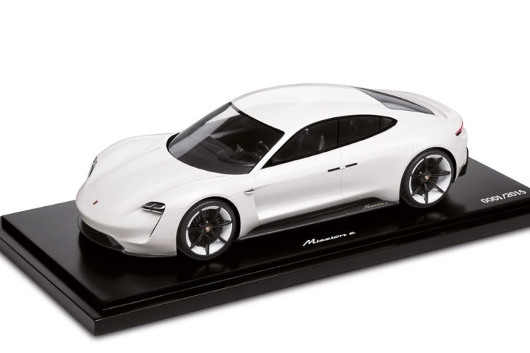 ミニチャンプス 1/18 ポルシェ タイカン ターボ S 2019 carrara ホワイト ショーケース付属 2000台限定 Minichamps 1:18 Porsche Taycan Turbo S year 2019 carrara white with Showcase Limited Edition 2000 pcs.