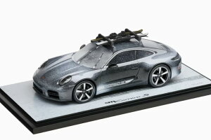 |VF Xp[N 1/18 |VF 911 J S 992.2 2025 EB^[GfBV XL[t ^bNVo[ 500Spark 1:18 Porsche 911 Carrera S (992.2) 2025 Winter Edition with ski metallic silver Lim
