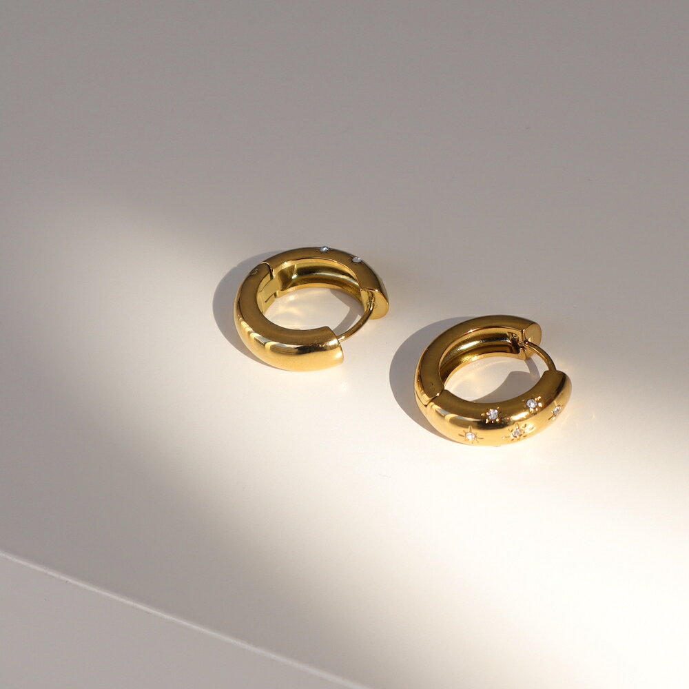 【10%OFFクーポン配布中】P249 ピアス キャッチレス 金属アレルギー対応 フープ フープピアス キラキラ 星 スター 八芒星 ぷっくり おしゃれ ギフト プレゼント シンプル カジュアル パーティー つけっぱなし - メイン画像 10