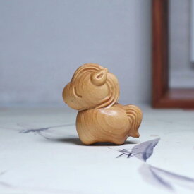 置物 崖柏 木彫り ぽっちゃり馬 干支 卓上 デスク インテリア オブジェ ハンドオブジェ かわいい ユニーク 工芸品 コレクション 縁起物 手作り 飾り ミニチュア