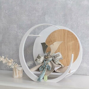 五月人形 8号兜 兜飾り 銀白鉢銀小札 正絹淡緑糸縅 丸型三日月台 白/タモ ナチュラル 丸台 間口39cm コンパクト 三日月型 円形飾台 円型 節句飾り 端午の節句 五月人形 こどもの日 おしゃれ モ