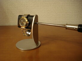 時計を飾る　プラスドライバーでだ円パイプの角度を変えることが出来る腕時計スタンド