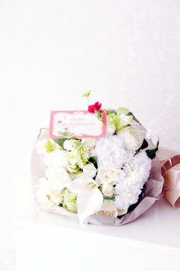 デザインお任せ母の日ブーケ デポー 超特価SALE開催 ホワイト 造花