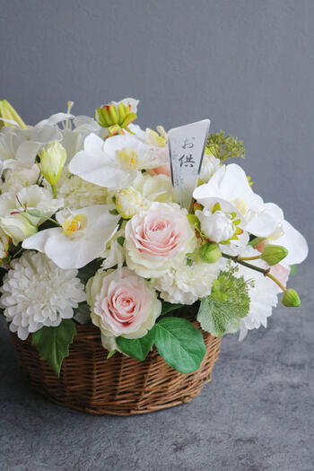 ホワイト胡蝶蘭×ピンクローズ お供えバスケット（造花）