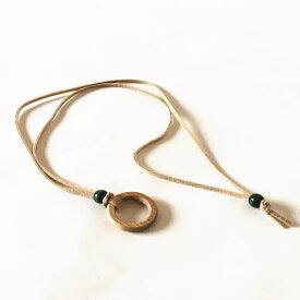 木製 ペンダント 槐（えんじゅ）の木 01 北海道 アクセサリー ネックレス チョーカー 日本製 ハンドメイド ウッドクラフト ナチュラル 円 丸 まる サークル レディース エンジュ 木工 木 シンプル デザイン