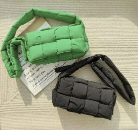 ショルダー バッグ 肩掛け 斜め掛け コンパクト キルティング メッセンジャー 軽量 スクエア型 ミニ 送料無料 レディース ハイウエスト かわいい 大人可愛い きれいめ 上品 こなれ感 シンプル 主役級 存在感 フェミニン ガーリー シック ポップ グリーン ブルー ブラック