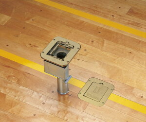 【10/30(木)8〜13時限定 ポイント2倍+LINEクーポン】三和体育 体育館用床金具(バドミントン支柱用) 学校 体育用品 送料無料 S-3285