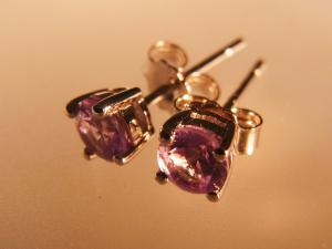 アレキサンドライトCorundum・4mm一粒ピアス【6月誕生石】【3000円以下】【楽ギフ_包装】【あす楽対応_東北】【あす楽対応_関東】【あす楽対応_甲信越】【あす楽対応_北陸】【あす楽対応_東海】【あす楽対応_近畿】