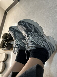 { Asics Gel-1130 Oyster Grey Clay Grey AVbNX Q Jm1130 O[ jp lC 1201A256-025 Xg[gXj[J[