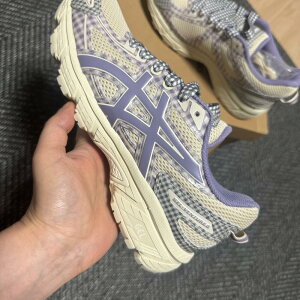 ���{������ Asics x Story mfg. Gel-Venture �A�V�b�N�X �Q�� �x���`���[ 6 Vanilla Violet Quartz �o�j���[ �o�C�I���b�g ���f�B�[�X�X�j�[�J�[ 1203A712-250