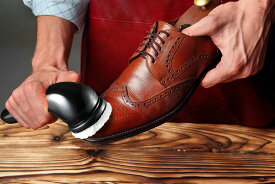 DK-M01 電動靴磨き器「楽々くつピカ君」クリーニングから艶出しまで力を使わずに楽々できる 電動靴磨き器