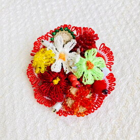 オヤブローチ　赤いレースに包まれお花たちが喜びいっぱい　1点もの　トルコの伝統手工芸品　コットン　シルク　刺繍　天然石　ビーズ　2238　