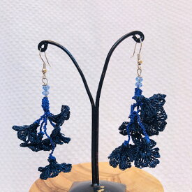 トルコの伝統手工芸品　ロイヤルブルーが大人っぽく　ブルー好きな人に　普段使い　パーティー　プレゼント　コットン　シルク　刺繍　天然石　ビーズ　1点もの　オリジナル　oya刺繍　ピアス　L1018　