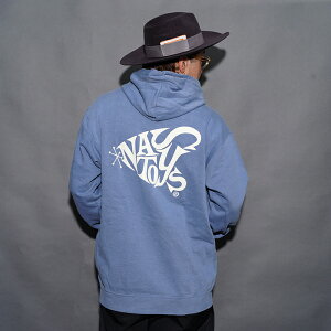 NASTOYS �i�X�g�C�Y /�uMid-Century Logo PULLOVER PARKA / SAX�v�v���I�[�o�[�p�[�J�[ / MEN'S �����Y / �X�E�F�b�g / �t�[�f�B / �v�����g / �r�b�N�V���G�b�g / ���� / �J�W���A�� / �A���J�W