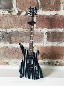 yVizAxe Heaven Synyster Gates Avenged Sevenfold Black with Silver Stripes Mini Guitar SG-660yF2025/6/1z(~j`AM^[ )