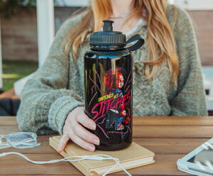 yVizCHILD'S PLAY 2 CHUCKY 34-OUNCE SPORTS WATER BOTTLEyF2025/11/30z(`ChEvC/`bL[/)